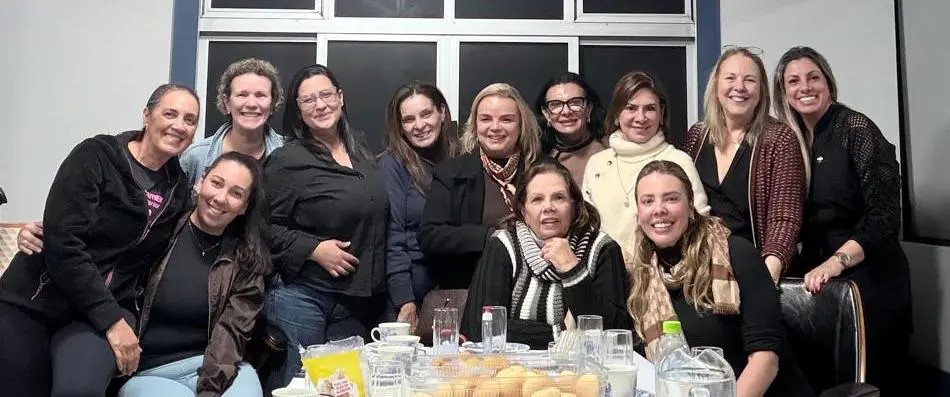 As integrantes do CMEC habilmente comandadas pela presidente Jacqueline Guimbala, onde vemos (na frente) Vanessa Mello, a colunista e Fernanda Berardi – que será a palestrante no Café da Primavera, (atrás)  Sandra Silva, Dinamara Farias,  SoFOTO-04-3.webp