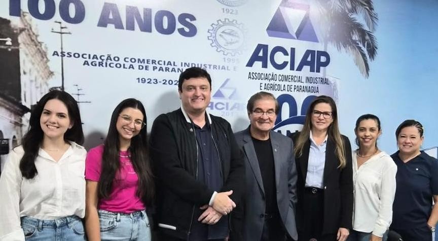 FANNa reunião o médico e diretor da ACIAP José Antônio Ferreira Martins  e o presidente Eloir Martins juntamente com (direita para esquerda) Kelly Guimarães, Rafaela Dério, Maria Luiza Giffoni, Ariane Zamoner e Alyssa Elias (todas atuantes na GUEIRO_2.jpg