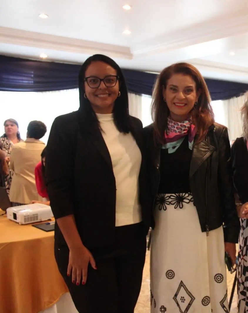 FA secretária Carolina de Miranda Evangelista Lourenço com a presidente do CMEC da ACIAP, Jacqueline Guimbala.OTO-06-20.webp