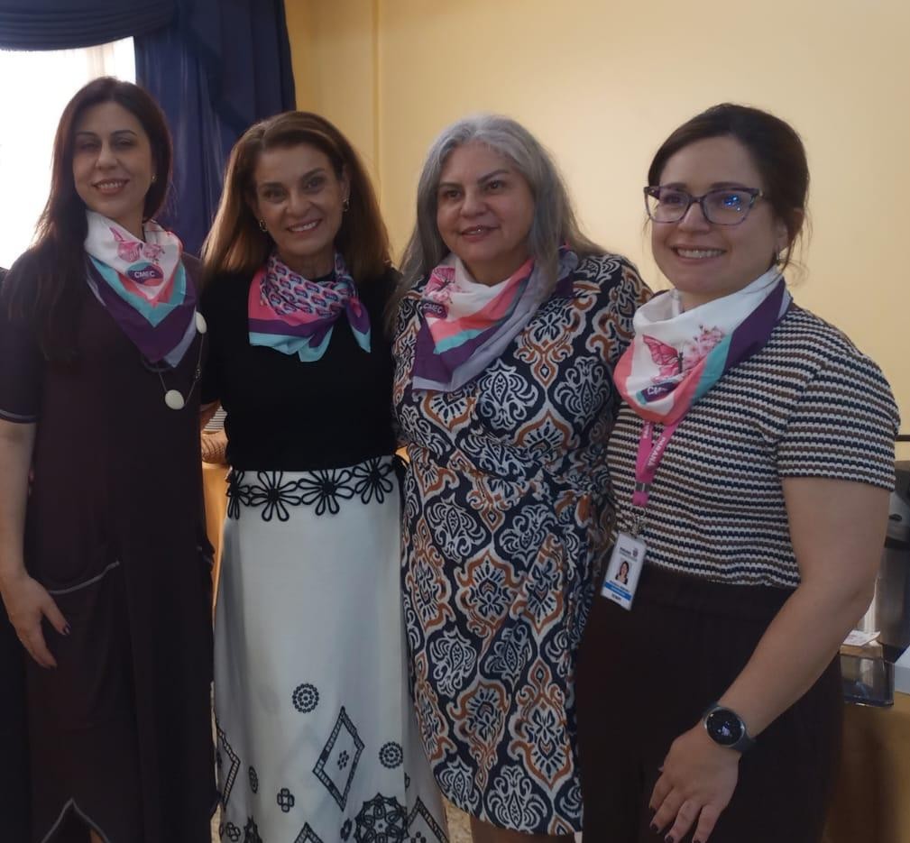 FO lenço do CMEC subirá a Serra graças a entrega dele feito pela presidente Jacqueline para Cintia Rosa Ferreira – Auditora de Controle do TCE, mais Sionara de Paula e Géssica Greschuk Ribeiro, integrante da Secretaria Estadual da Mulher OTO-07-11 (1).jpg